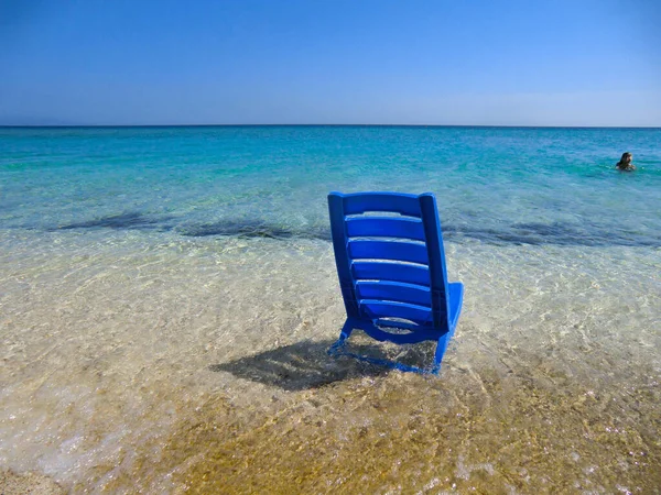 2021年8月にEzzi Manuのエメラルド海と白い砂浜の前の青い椅子 Pazzonaビーチ サルデーニャ島 イタリア ヨーロッパ ロイヤリティフリーのストック画像