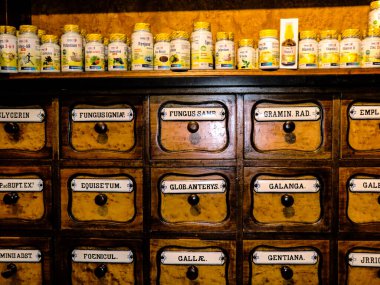 Antika ahşap çekmeceleri olan ve Bolzano, Bozen, Ağustos 2021, Dolomites, Alpine dağ bölgesi, Güney Tirol, Alto Adige, sıra evler, Boyalı duvarlar, Street, Town, Italia, İtalya, Avrupa 'da sergilenen geleneksel eczane.