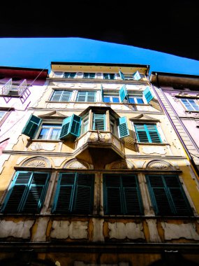 Bolzano, Bozen, Ağustos 2021, Dolomitler, Alp Dağları Bölgesi, Güney Tirol, Alto Adige, Evler Sırası, Boyalı Duvarlar, Sokak, Şehir, İtalya, İtalya, Avrupa.