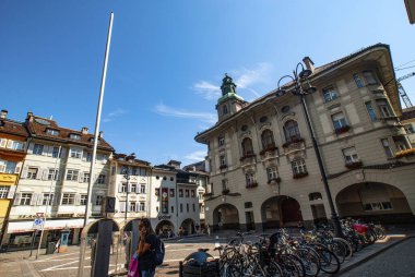 Bolzano, Bozen, Ağustos 2021, Dolomitler, Alp Dağları Bölgesi, Güney Tirol, Alto Adige, Evler Sırası, Boyalı Duvarlar, Sokak, Şehir, İtalya, İtalya, Avrupa.