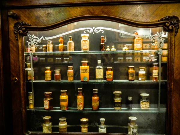 Φαρμακείο Φαρμακείο Παραδοσιακό Παλιό Κατάστημα Παλιά Μπουκάλια Φαρμάκων Έκθεση Φαρμακείο — Φωτογραφία Αρχείου
