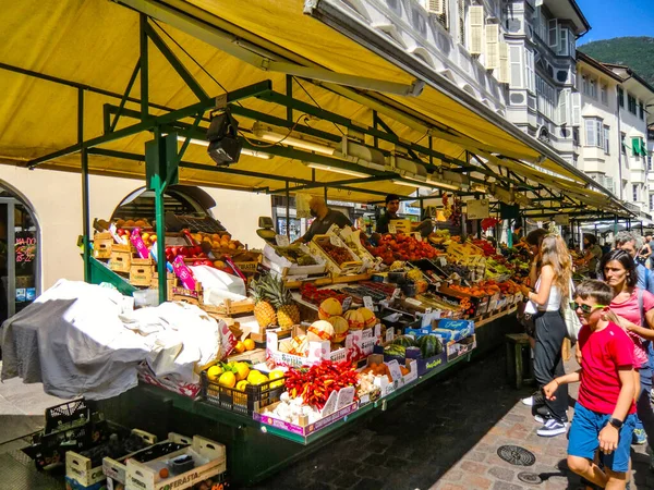 Bolzano Bozen Agosto 2021 Piazza Delle Erbe Praça Obstplatz Market — Fotografia de Stock