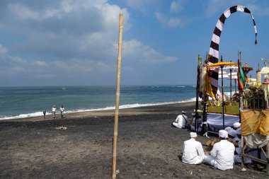Nyepi 'den (Bali' nin Sessizlik Günü) önce, Pengerupukan ayini Ogoh Ogoh Geçit Töreni 'nde, yüksek sesli müzik, ilahiler ve kötü ruhları sembolize eden havai fişeklerle birlikte köylerden geçen bir geçit töreninde son bulur. Bali, Endonezya, Temmuz 2025