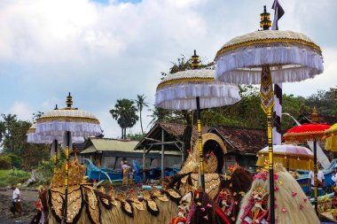 Nyepi 'den (Bali' nin Sessizlik Günü) önce, Pengerupukan ayini Ogoh Ogoh Geçit Töreni 'nde, yüksek sesli müzik, ilahiler ve kötü ruhları sembolize eden havai fişeklerle birlikte köylerden geçen bir geçit töreninde son bulur. Bali, Endonezya, Temmuz 2025