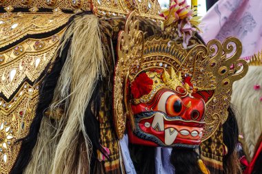 Nyepi 'den (Bali' nin Sessizlik Günü) önce, Pengerupukan ayini Ogoh Ogoh Geçit Töreni 'nde, yüksek sesli müzik, ilahiler ve kötü ruhları sembolize eden havai fişeklerle birlikte köylerden geçen bir geçit töreninde son bulur. Bali, Endonezya, Temmuz 2025