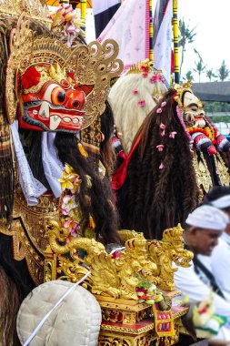 Nyepi 'den (Bali' nin Sessizlik Günü) önce, Pengerupukan ayini Ogoh Ogoh Geçit Töreni 'nde, yüksek sesli müzik, ilahiler ve kötü ruhları sembolize eden havai fişeklerle birlikte köylerden geçen bir geçit töreninde son bulur. Bali, Endonezya, Temmuz 2025