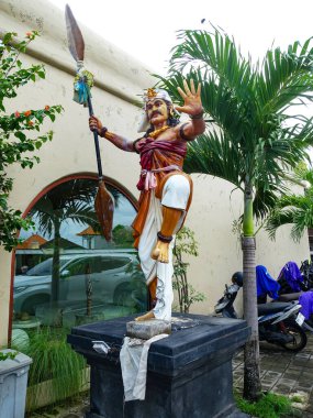 Endonezya, Bali 'de bulunan çeşitli para birimleri ve ATM makineleri için para değiş tokuşu yapan bir Hindu tanrıçasının heykeli, Ağustos 2025