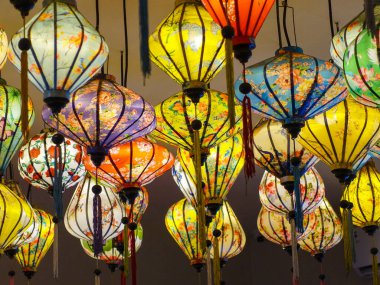 Canggu, Bali, Endonezya 'da, Ağustos 2025' te tavandan sarkan fenerlerle dolu samimi bir restoranın içine bakın.