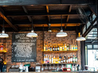 Sıralar dolusu içecek ve şişe Bali 'deki barakalarda insan olmadan sergileniyor. Bali, Endonezya, Ağustos 2025