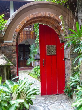 Puputan Klungkung 'un Anma Odası' nın girişlerinden birine açılan parlak kırmızı bir kapı. 21 Nisan 1908 'de gerçekleşen toplu intihar ritüeliydi. Klungkung kralı, ben Dewa Agung Jambe, ailesi ve halkıyla birlikte...