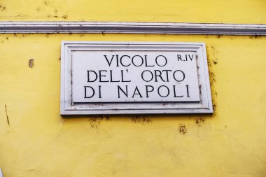 Roma, İtalya. Vicolo dell orto di Napoli. Bu isim, Napoli 'li III. Charles tarafından 1500 yılında iki Napolili ressamı desteklemek için kurulan Sanat Akademisi' ne atıfta bulunulmaktadır..