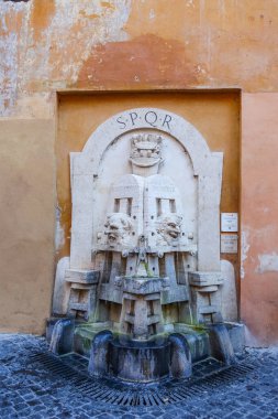 Fontana degli Artisti Via Margutta, Roma, İtalya 'da. Mimar Pietro Lombardi tarafından 1927 yılında inşa edilmiştir.