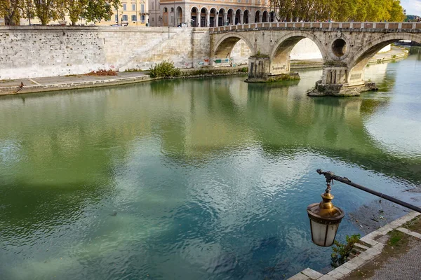 Ponte Sisto Köprüsü manzarası, Roma, İtalya. Ponte Sisto, Roma 'nın tarihi merkezinde Tiber nehri boyunca uzanan bir köprüdür. Rione of Regola 'daki Via dei Pettinari' yi Trastevere 'deki Piazza Trilussa' ya bağlar.