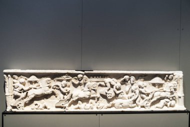 Sarcophagus 'un önünde, sardunya, İtalya' daki Sanna Müzesi 'nde MS 150-170 yılları arasında bir at arabası yarışında elinde cupids olan bir çocuk mermeriyle. En önemli ikinci arkeoloji müzesidir. Paleoli 'ye kadar uzanan kronolojik bir yolculuk sunuyor.