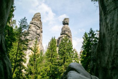 Çek Cumhuriyeti 'nde kumtaşı oluşumları ve huzurlu bir dağ gölü olan Adrspach Kayaları. Manzaralı kaya manzarası, berrak su yansımaları ve Orta Avrupa 'nın doğal harikası..