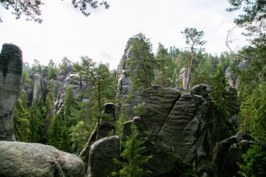 Çek Cumhuriyeti 'nde kumtaşı oluşumları ve huzurlu bir dağ gölü olan Adrspach Kayaları. Manzaralı kaya manzarası, berrak su yansımaları ve Orta Avrupa 'nın doğal harikası..