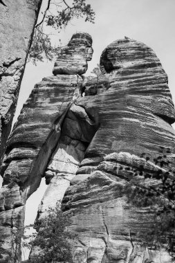 Çek Cumhuriyeti 'nde kumtaşı oluşumları ve huzurlu bir dağ gölü olan Adrspach Kayaları. Manzaralı kaya manzarası, berrak su yansımaları ve Orta Avrupa 'nın doğal harikası..