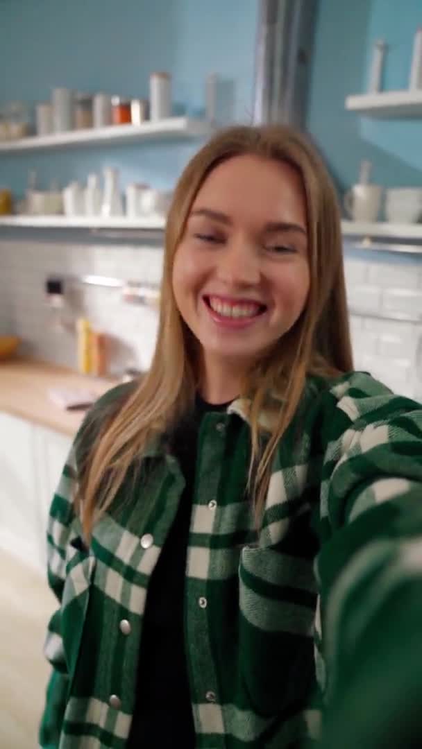 Happy Teen Dívka Mluví Kamerou Drží Telefon Nahrávání Vlog Blondýny — Stock video