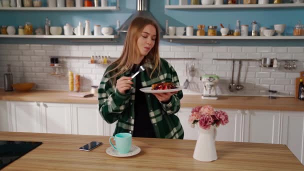 Gondtalan Boldog Fiatal Háziasszony Tánc Egyedül Főzés Étkezés Modern Konyhában — Stock videók