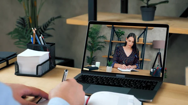 Uomo e donna lavorano insieme online videochiamata laptop web cam scrive nel notebook — Foto Stock