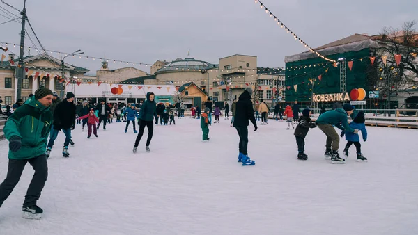 Чоловіки Жінки - діти, дідусі та бабусі катаються на ковзанах взимку. — стокове фото