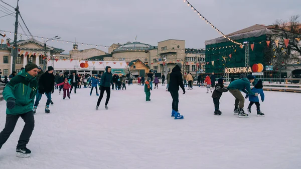 Men women children grandparents skate on ice in winter — Stock Photo, Image