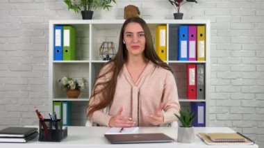 Kadın öğretmen internet üzerinden öğrenci dinlerken görüntülü konuşma, webcam ile iletişim kuruyor