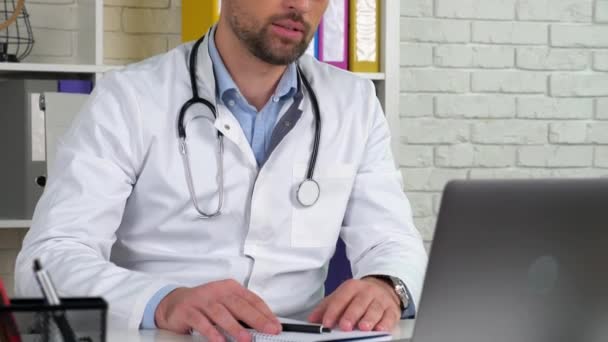 Le médecin porte un manteau médical blanc consulte le patient en ligne vidéo appel portable webcam — Video