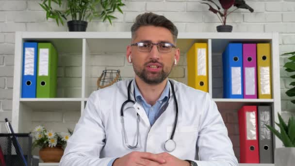 Webcam view γιατρός στο γραφείο του νοσοκομείου συμβουλεύεται ασθενή σε απευθείας σύνδεση βίντεο κλήση laptop — Αρχείο Βίντεο