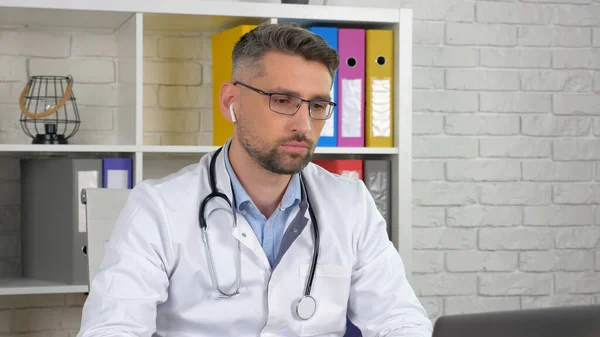 Uzaktan doktor tıbbi ceket danışmanı hasta çevrimiçi video görüntüsü arıyor laptop web kamerası