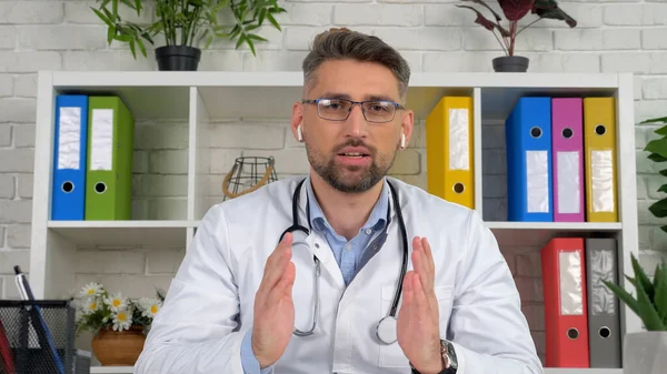 Hastane ofisindeki webcam görüntüleme doktoru hastaya internet üzerinden danışmanlık yapıyor.