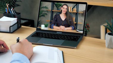 Bilgisayar ekranında kadın eğitmen uzak web kamerası ve uzaktan eğitim ile öğretmenlik yapıyor.