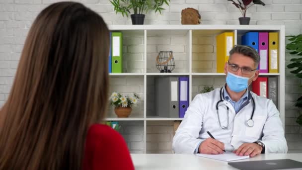 Arzt kommuniziert spricht hört Patient zu, Klient erzählt Symptome Krankheit — Stockvideo