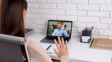 Bilgisayar ekranında insan eğitmeni uzak webcam ve uzaktan eğitim ile öğretmenlik yapıyor