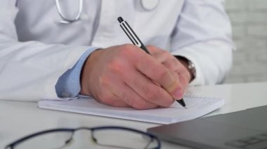 Doktor semptomları not defterine yazar. Hastanın internetteki görüntülerini inceler.