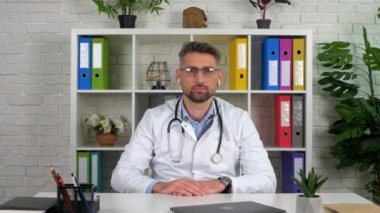 Doktor, kamera görüntüsü hasta müşteriyi çevrimiçi görüntülü sohbet konferansında dinliyor.