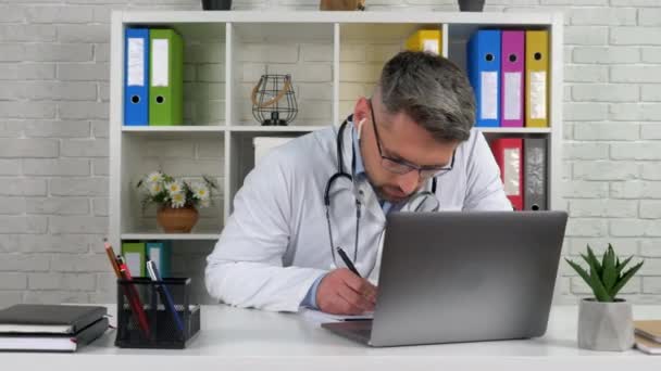 Медицинский работник осматривает пациента в режиме онлайн — стоковое видео