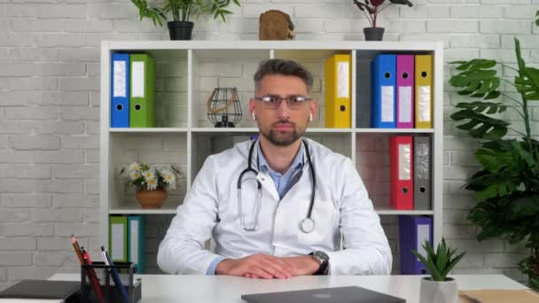 Γιατρός κοιτάζει κάμερα ακούει πελάτη ασθενή σε απευθείας σύνδεση κλήση τηλεδιάσκεψης συνομιλίας — Αρχείο Βίντεο