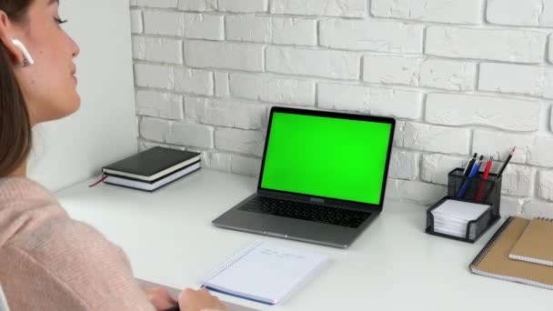 Задумчивые женские исследования онлайн веб-камера видеовызова зеленый экран ноутбука — стоковое видео