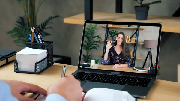 Studente uomo che studia online tramite videoconferenza portatile scrive in notebook — Foto Stock