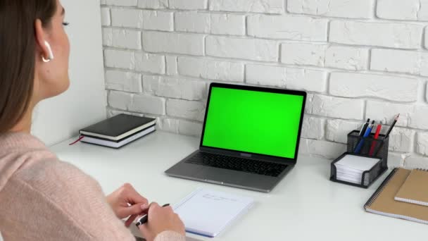 在家谈话的女学生用绿色屏幕笔记本电脑听老师的老师讲课 — 图库视频影像
