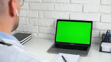 Yeşil ekran dizüstü bilgisayar konsepti: Tıp çalışanı görüntüleme bilgisayarı dinle hasta