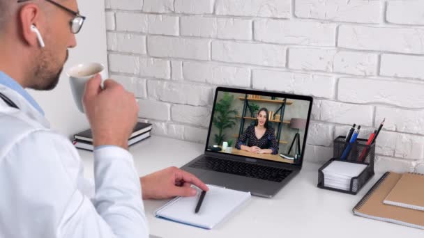 Mulher na tela do laptop comunica falar médico trabalhador remoto webcam — Vídeo de Stock