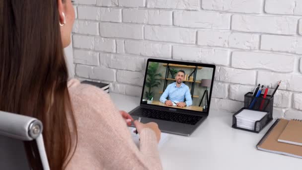 Mulher estudar em casa online por conferência vídeo chamada laptop cumprimentos falar professor — Vídeo de Stock