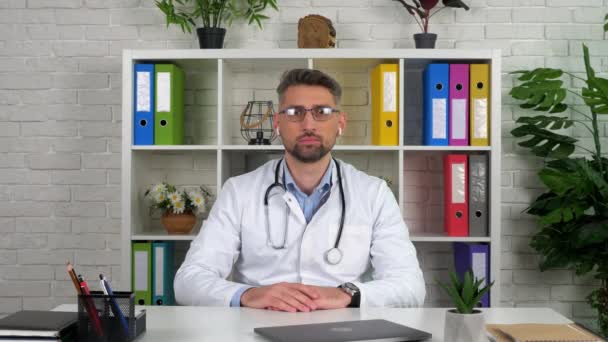 Γιατρός ματιά κάμερα ακούει σύσταση Παγκόσμια Οργάνωση Υγείας σε videocall — Αρχείο Βίντεο