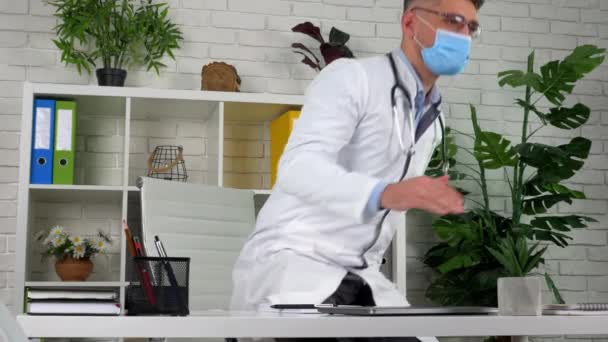Vrouw patiënt bezoekt gezondheid werknemer arts kliniek voor diagnose overleg — Stockvideo