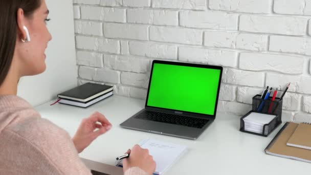 Donna insegnante con penna in mano comunica parlare con computer portatile schermo verde — Video Stock