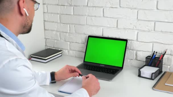 Begreppet bärbar dator med grön skärm: onlinekonsulter via webbkamerakonferens — Stockvideo