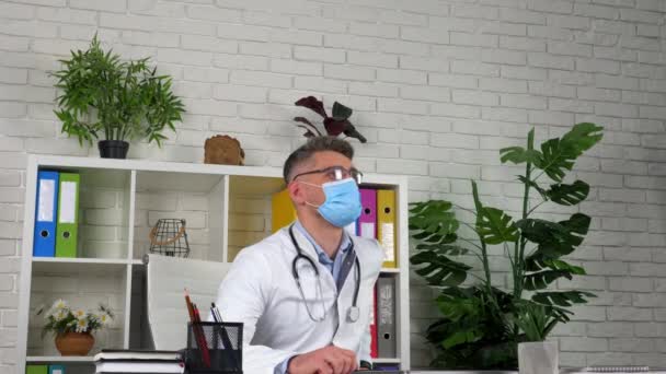Жінка пацієнтка відвідує лікарську клініку медичного працівника для діагностичної консультації — стокове відео