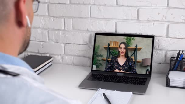 Nő laptop képernyőn kommunikál beszélni egészségügyi dolgozó távoli webkamera — Stock videók